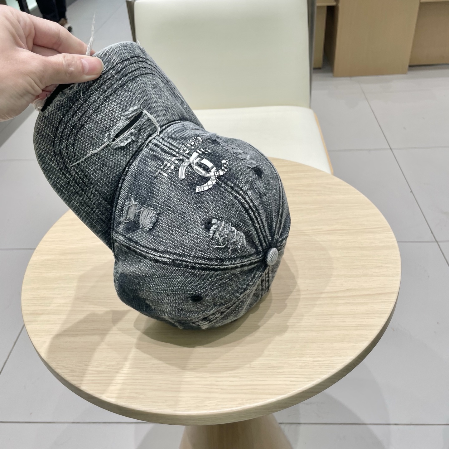   CHANEL香奈儿新款🆕牛仔蓝复古款式棒球帽🔸 节假日旅游带它出去美美哒❕  中古款哟.这种帽子不容