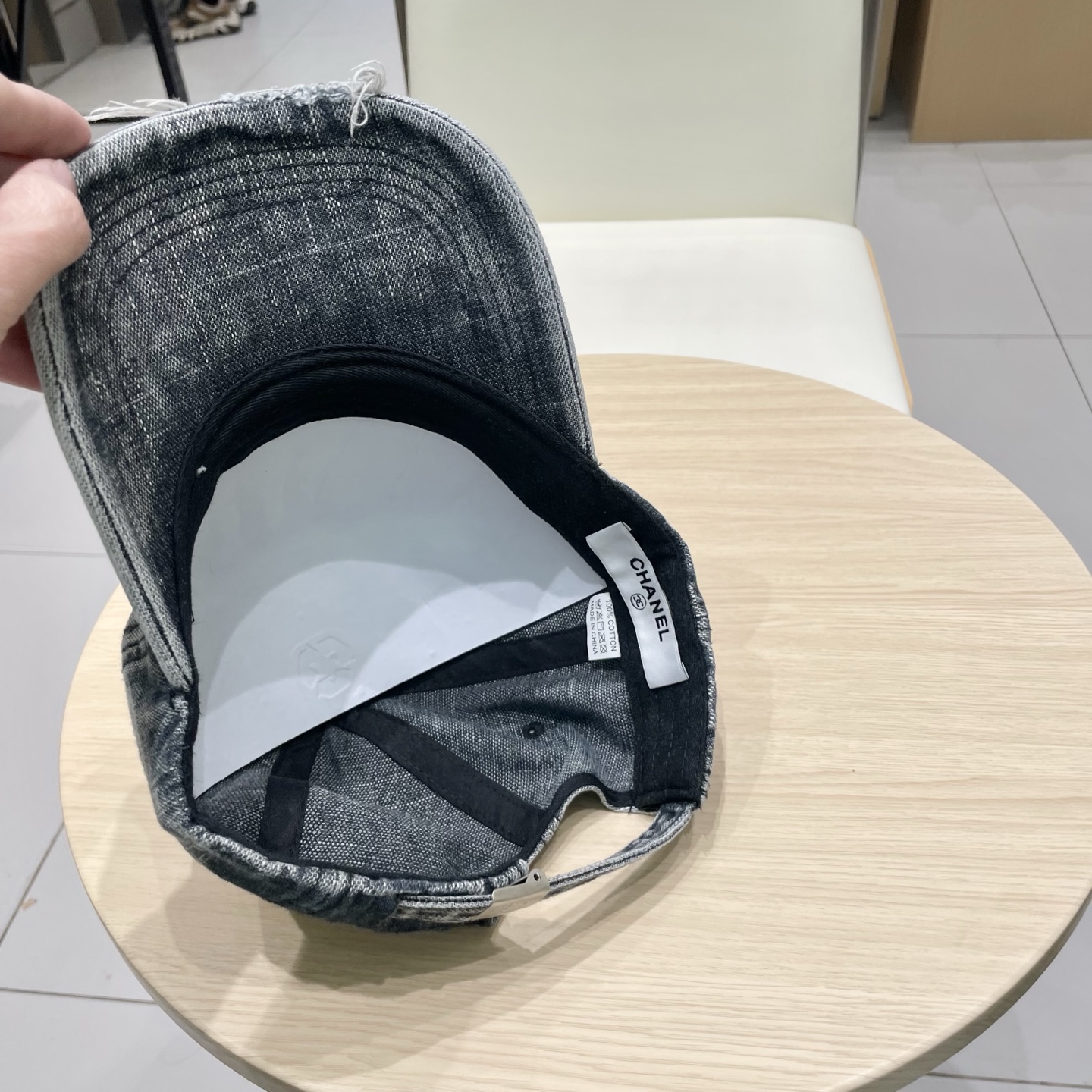   CHANEL香奈儿新款🆕牛仔蓝复古款式棒球帽🔸 节假日旅游带它出去美美哒❕  中古款哟.这种帽子不容