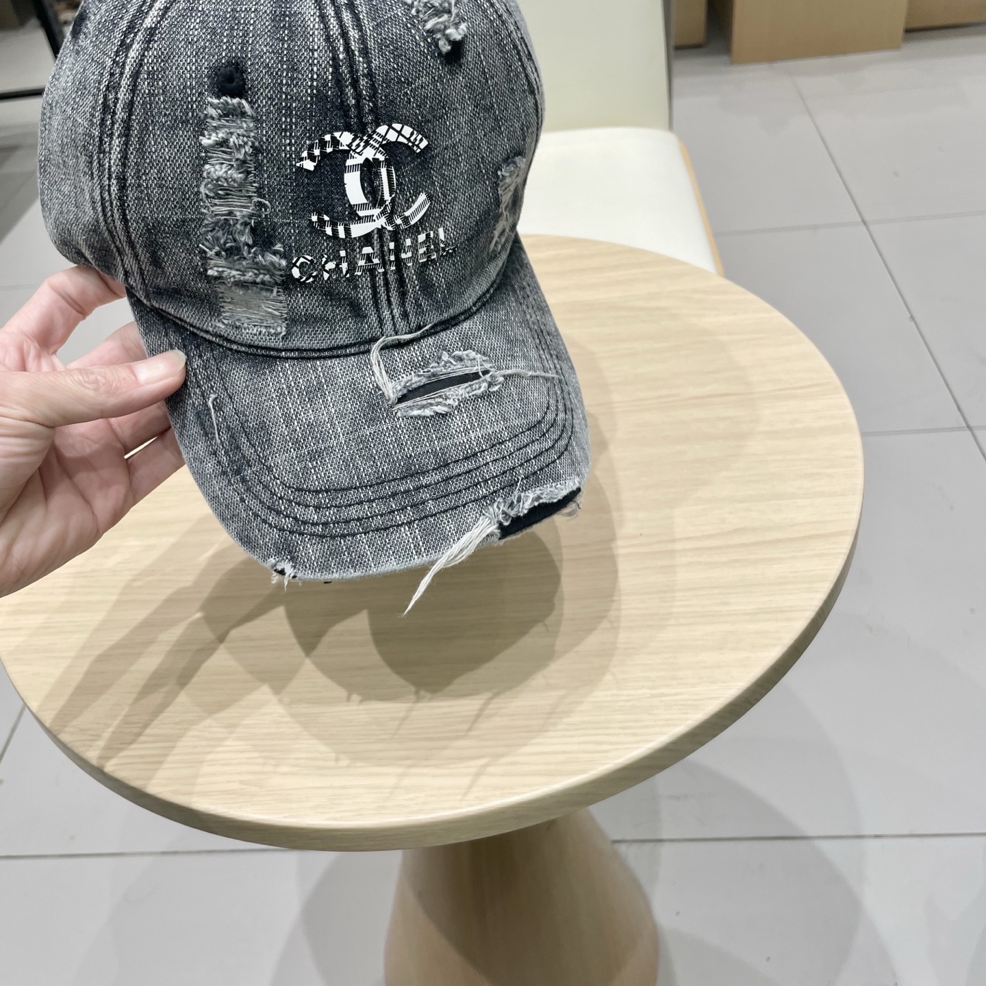   CHANEL香奈儿新款🆕牛仔蓝复古款式棒球帽🔸 节假日旅游带它出去美美哒❕  中古款哟.这种帽子不容