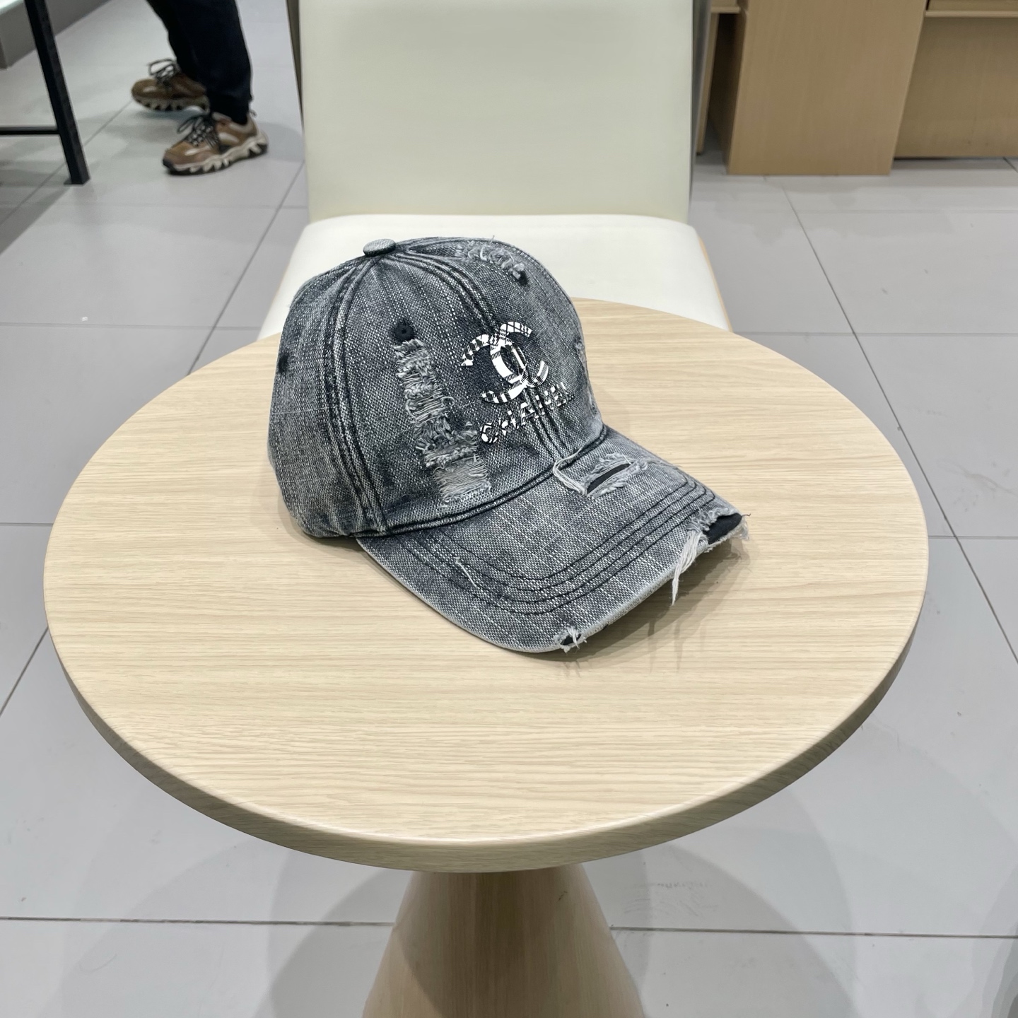   CHANEL香奈儿新款🆕牛仔蓝复古款式棒球帽🔸 节假日旅游带它出去美美哒❕  中古款哟.这种帽子不容