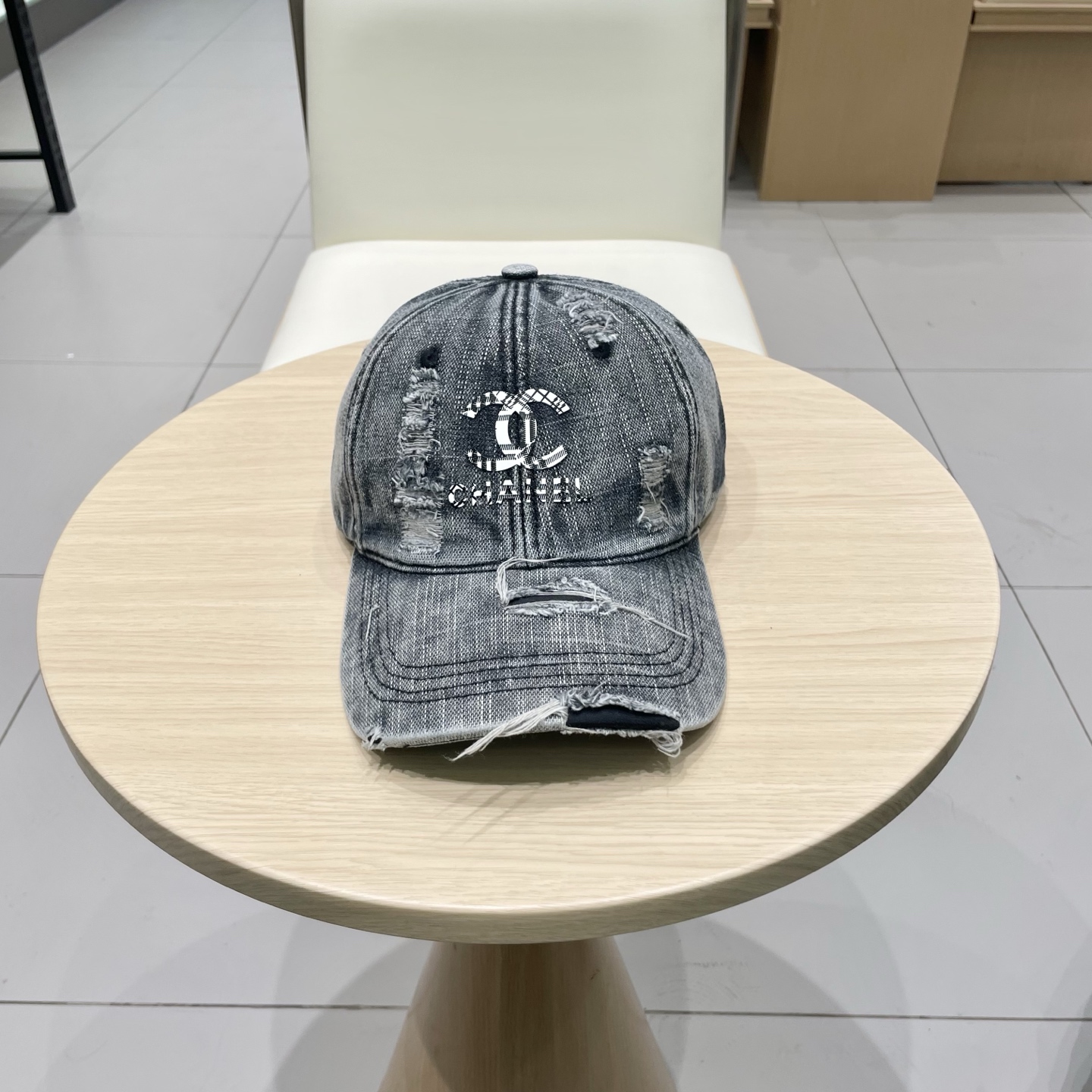   CHANEL香奈儿新款🆕牛仔蓝复古款式棒球帽🔸 节假日旅游带它出去美美哒❕  中古款哟.这种帽子不容