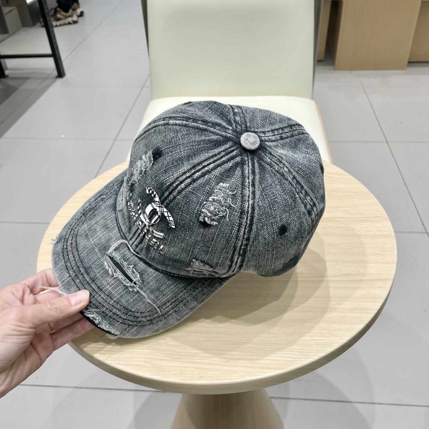   CHANEL香奈儿新款🆕牛仔蓝复古款式棒球帽🔸 节假日旅游带它出去美美哒❕  中古款哟.这种帽子不容