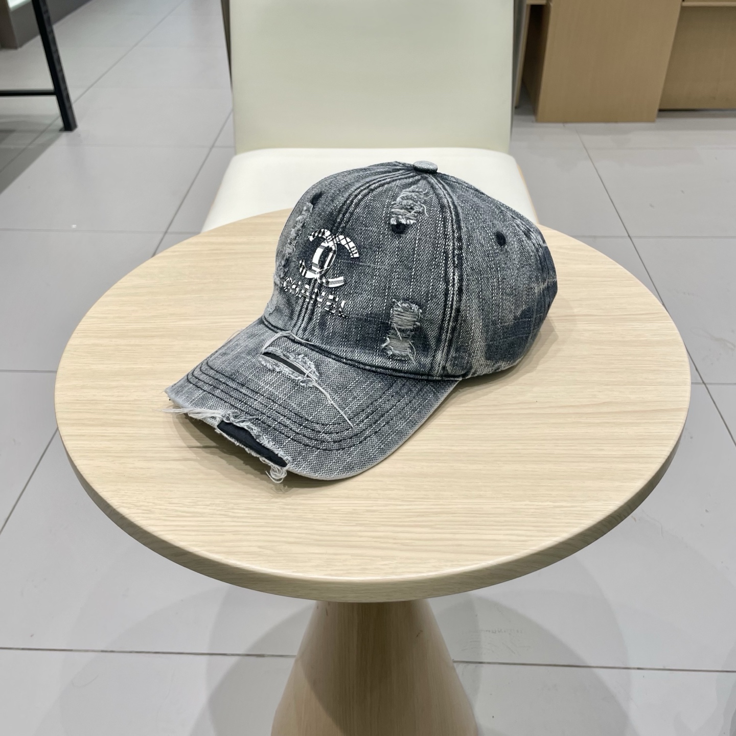   CHANEL香奈儿新款🆕牛仔蓝复古款式棒球帽🔸 节假日旅游带它出去美美哒❕  中古款哟.这种帽子不容