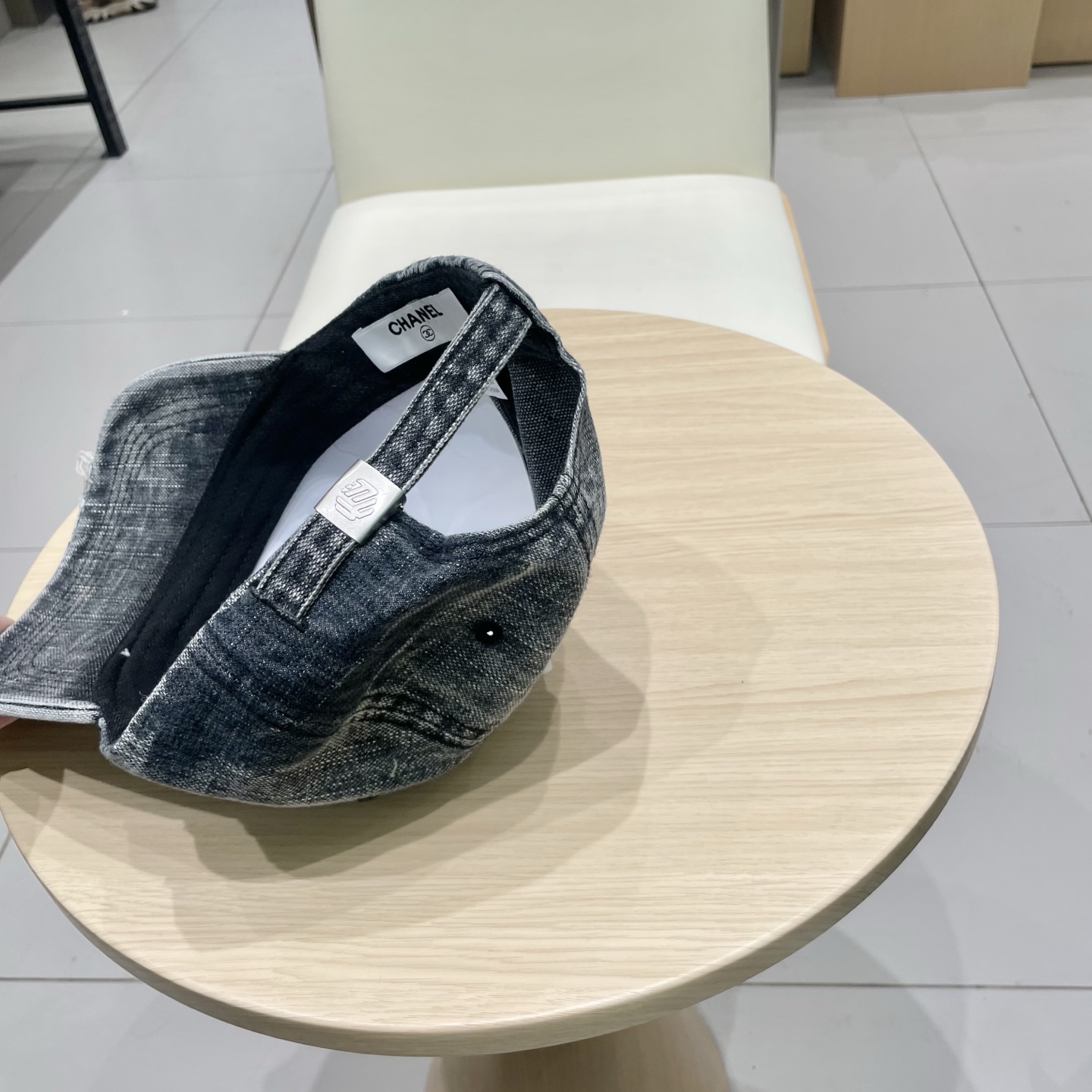   CHANEL香奈儿新款🆕牛仔蓝复古款式棒球帽🔸 节假日旅游带它出去美美哒❕  中古款哟.这种帽子不容