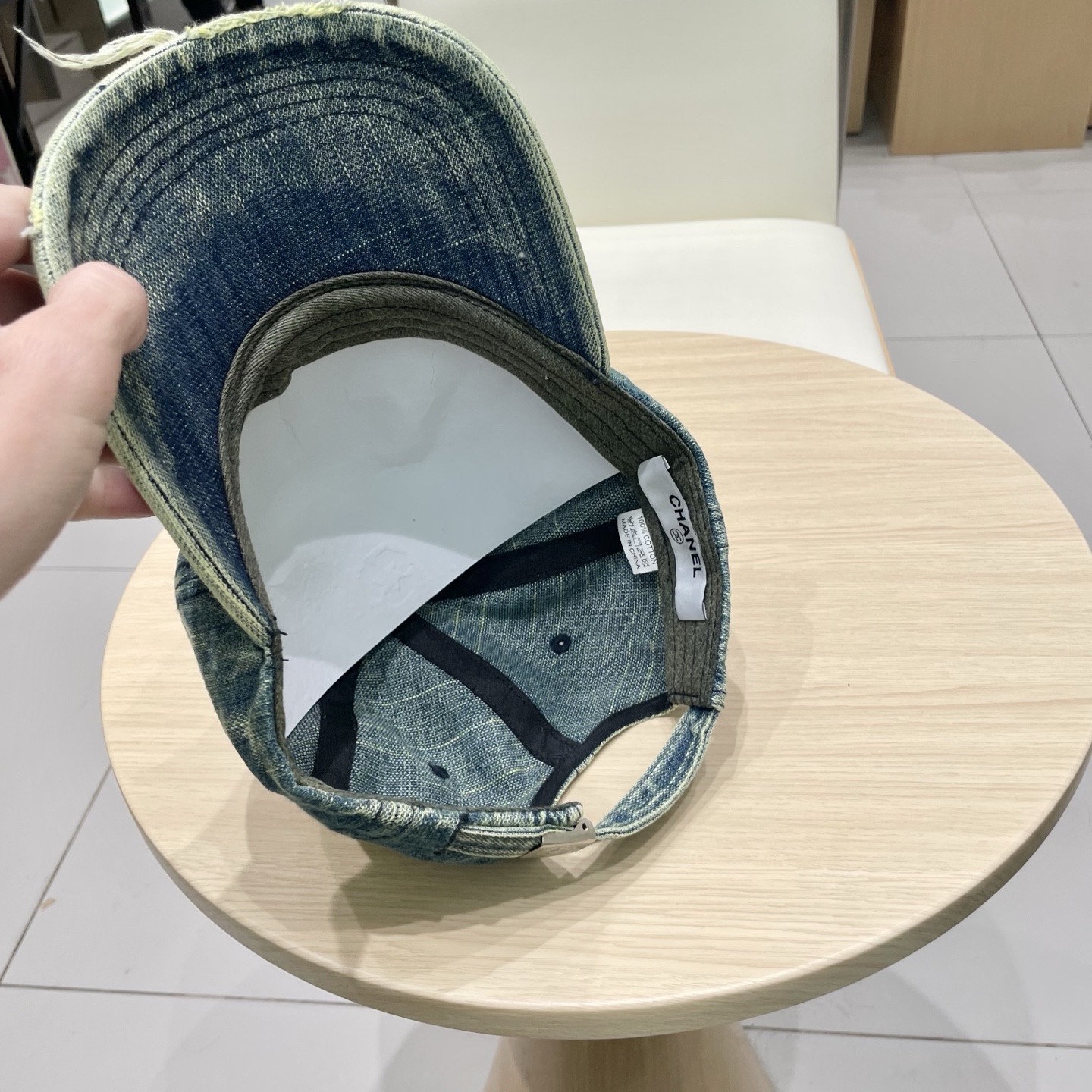   CHANEL香奈儿新款🆕牛仔蓝复古款式棒球帽🔸 节假日旅游带它出去美美哒❕  中古款哟.这种帽子不容