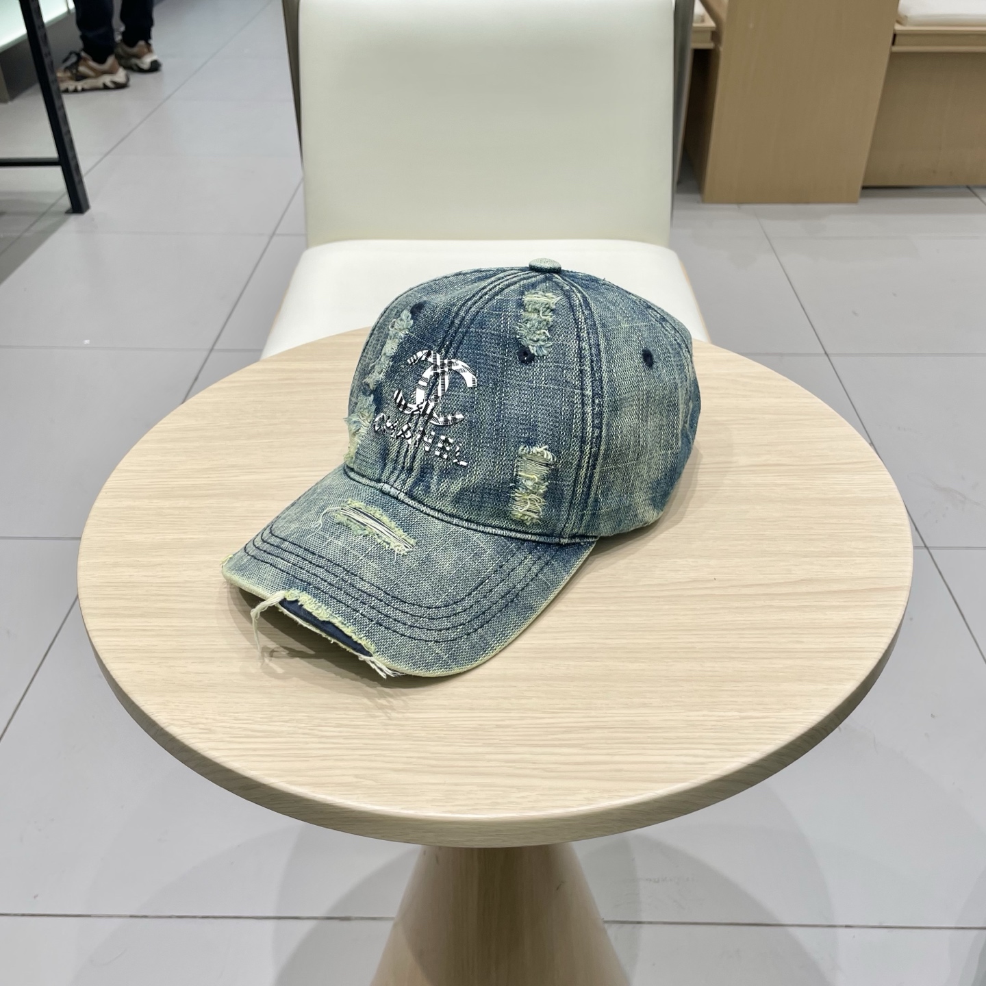   CHANEL香奈儿新款🆕牛仔蓝复古款式棒球帽🔸 节假日旅游带它出去美美哒❕  中古款哟.这种帽子不容