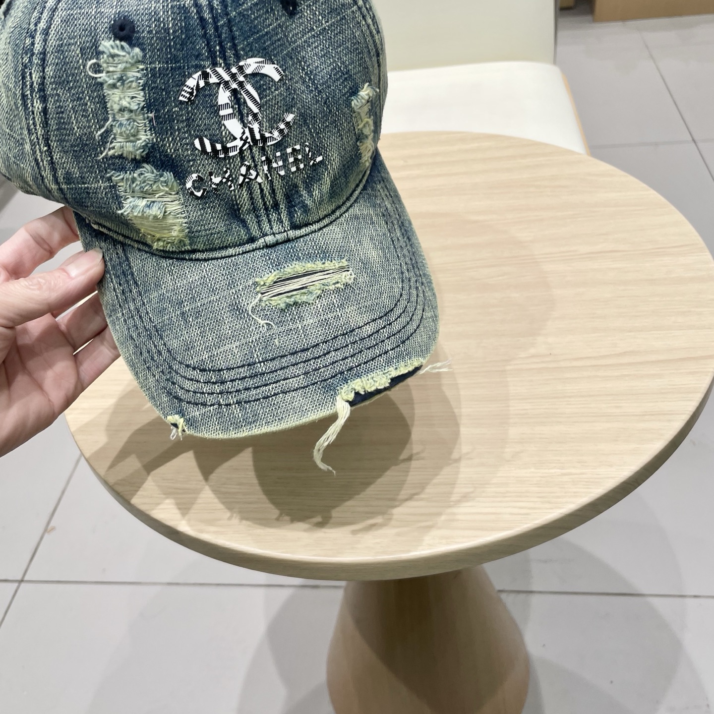   CHANEL香奈儿新款🆕牛仔蓝复古款式棒球帽🔸 节假日旅游带它出去美美哒❕  中古款哟.这种帽子不容