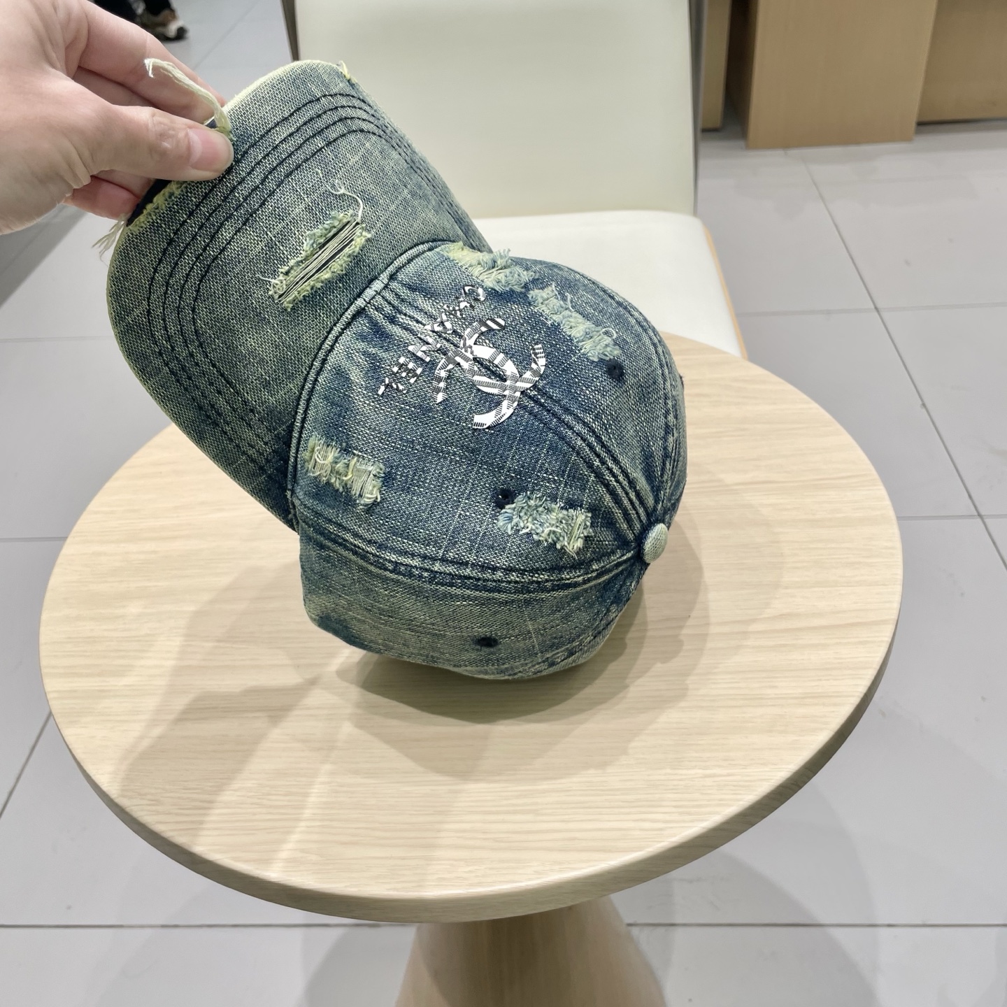   CHANEL香奈儿新款🆕牛仔蓝复古款式棒球帽🔸 节假日旅游带它出去美美哒❕  中古款哟.这种帽子不容