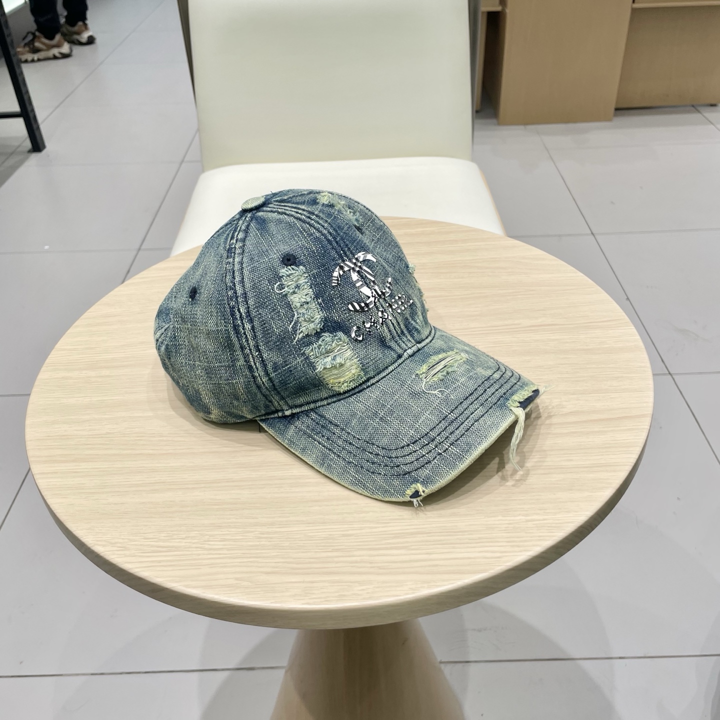   CHANEL香奈儿新款🆕牛仔蓝复古款式棒球帽🔸 节假日旅游带它出去美美哒❕  中古款哟.这种帽子不容