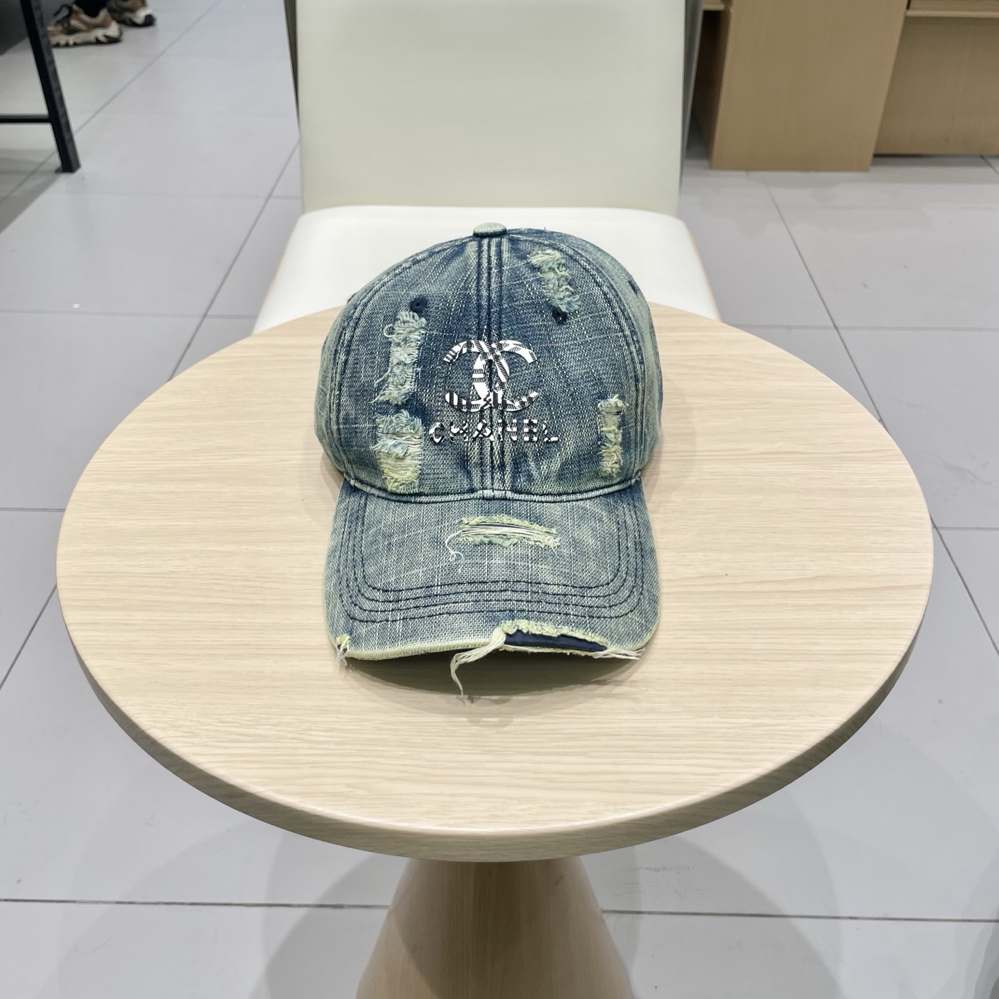   CHANEL香奈儿新款🆕牛仔蓝复古款式棒球帽🔸 节假日旅游带它出去美美哒❕  中古款哟.这种帽子不容