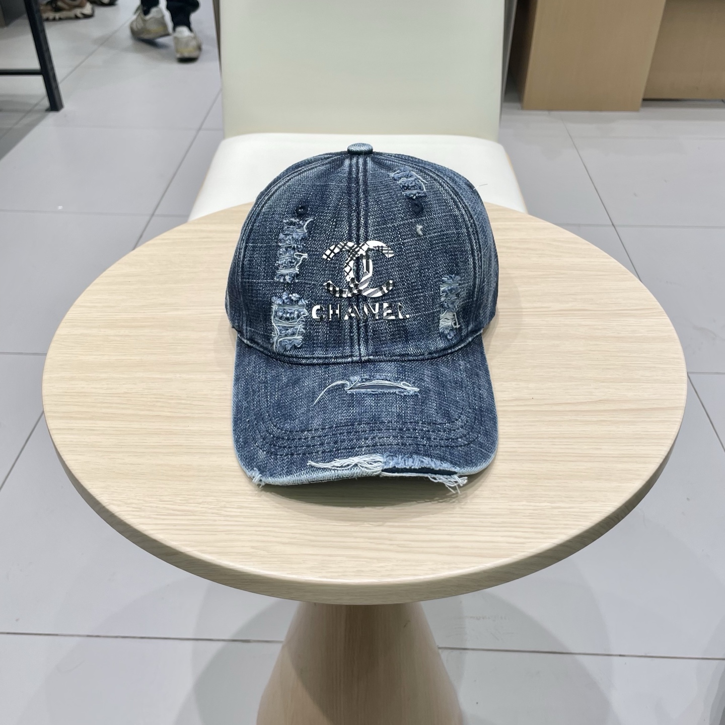 NO:224373,CHANEL Chanel new denim blue retro style baseball hat. Take it out for a beautiful holiday travel. Medium style. This kind of hat is not easy to hit. Spot hat, straw hat, fisherman hat, baseball hat, knit hat, chanel, chanel, espadrilles, hats19860909CHANEL香奈儿新款牛仔蓝复古款式棒球帽 节假日旅游带它出去美美哒 中古款哟.这种帽子不容易撞款 现货帽子草帽渔夫帽棒球帽针织帽,帽子,chanel,chanel,espadrilles,hats,hat