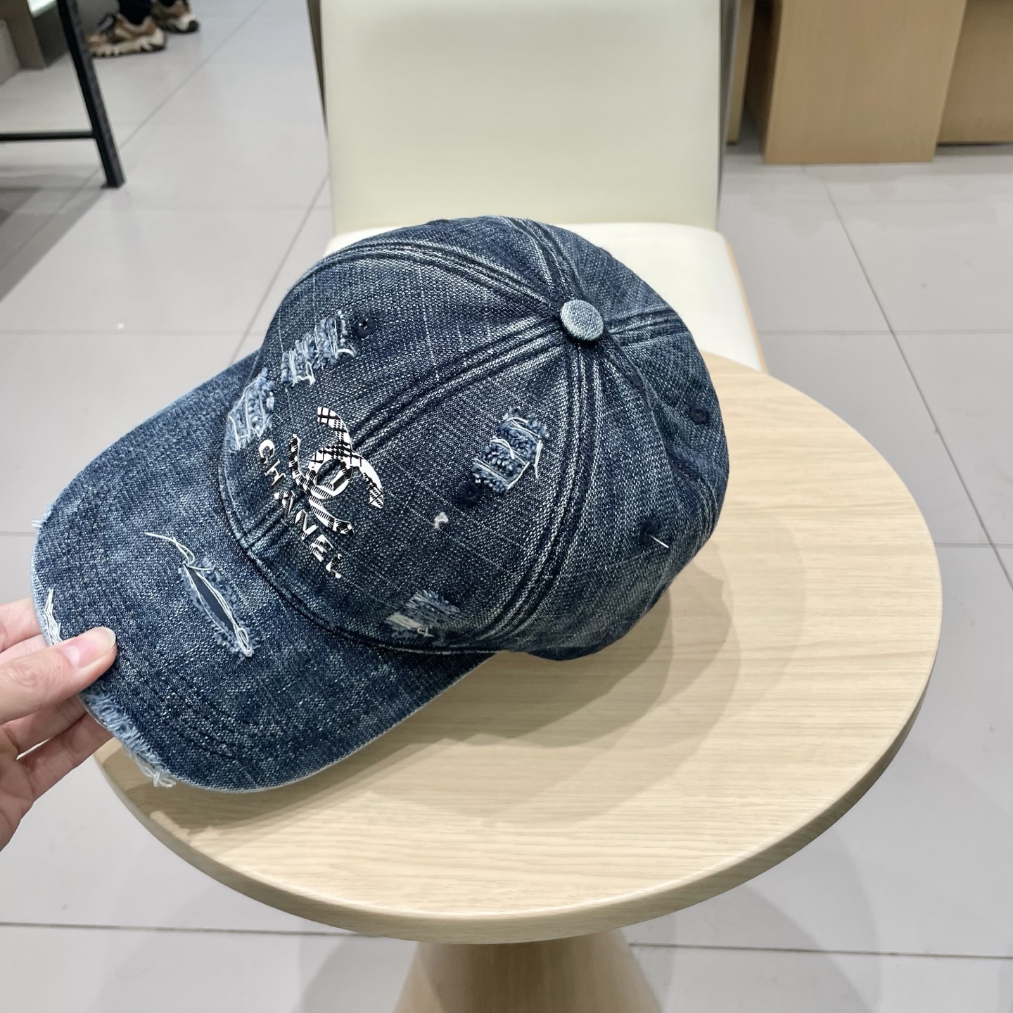   CHANEL香奈儿新款🆕牛仔蓝复古款式棒球帽🔸 节假日旅游带它出去美美哒❕  中古款哟.这种帽子不容