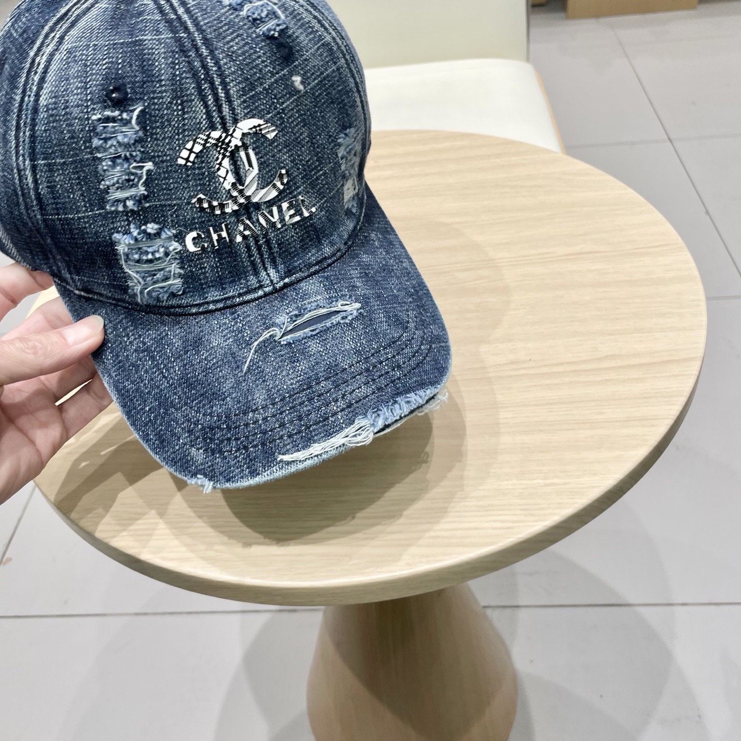   CHANEL香奈儿新款🆕牛仔蓝复古款式棒球帽🔸 节假日旅游带它出去美美哒❕  中古款哟.这种帽子不容