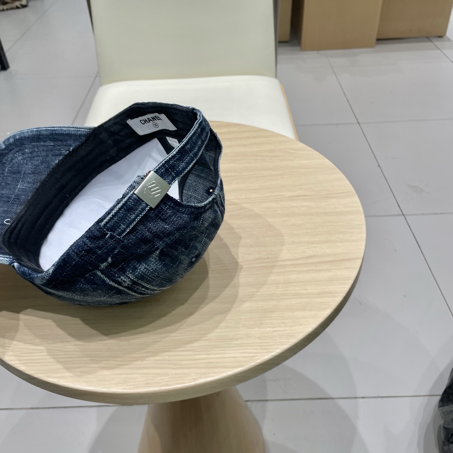   CHANEL香奈儿新款🆕牛仔蓝复古款式棒球帽🔸 节假日旅游带它出去美美哒❕  中古款哟.这种帽子不容