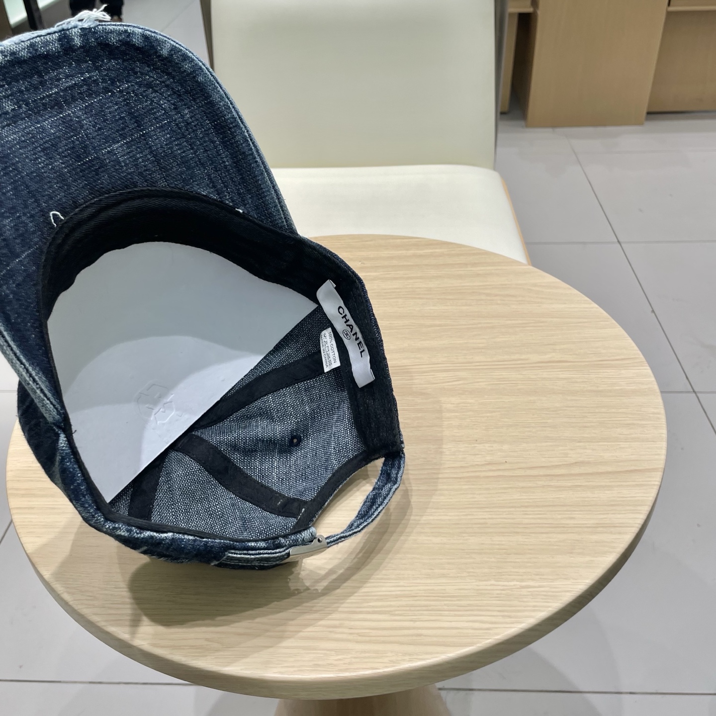   CHANEL香奈儿新款🆕牛仔蓝复古款式棒球帽🔸 节假日旅游带它出去美美哒❕  中古款哟.这种帽子不容