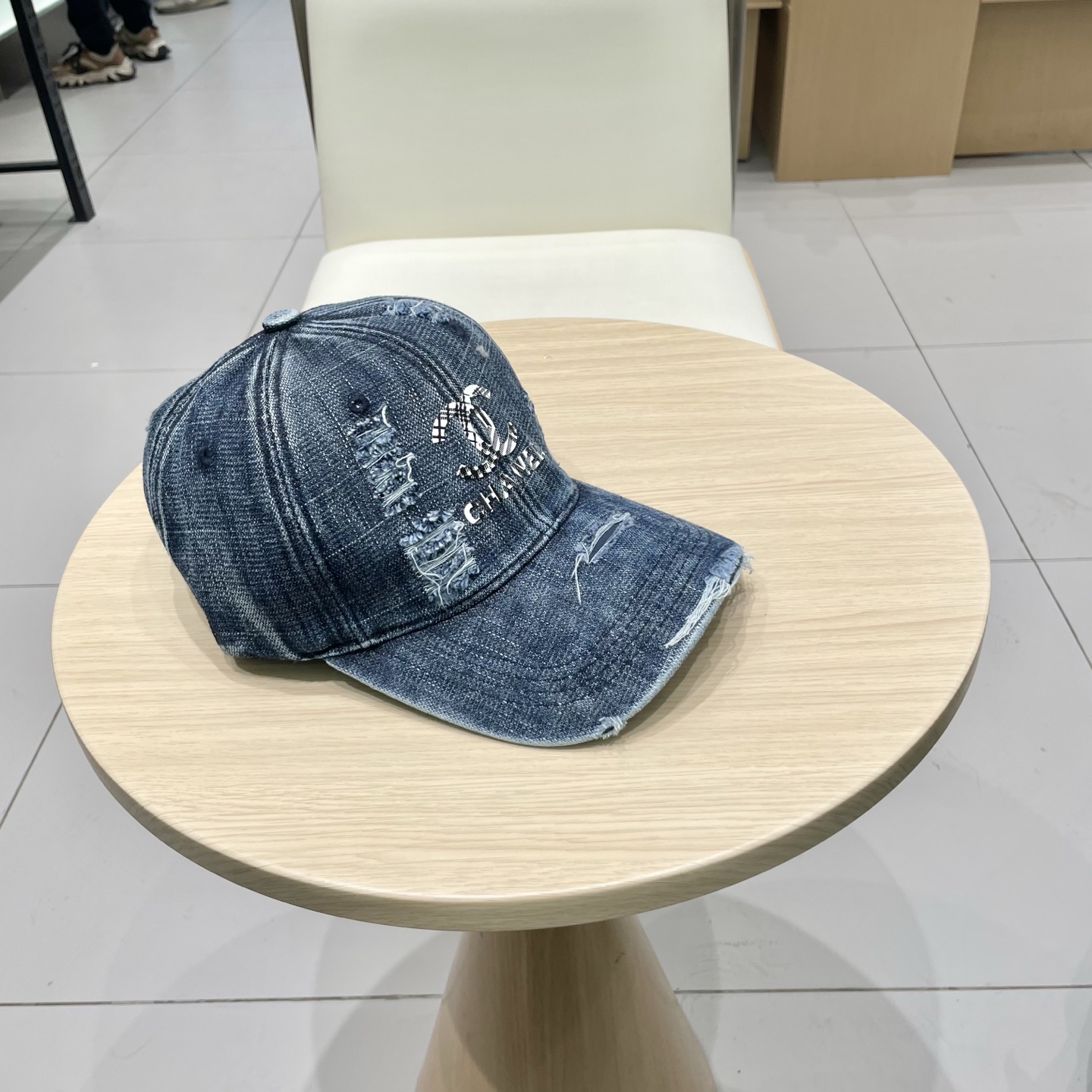   CHANEL香奈儿新款🆕牛仔蓝复古款式棒球帽🔸 节假日旅游带它出去美美哒❕  中古款哟.这种帽子不容