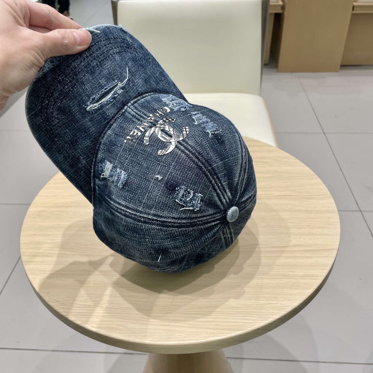   CHANEL香奈儿新款🆕牛仔蓝复古款式棒球帽🔸 节假日旅游带它出去美美哒❕  中古款哟.这种帽子不容