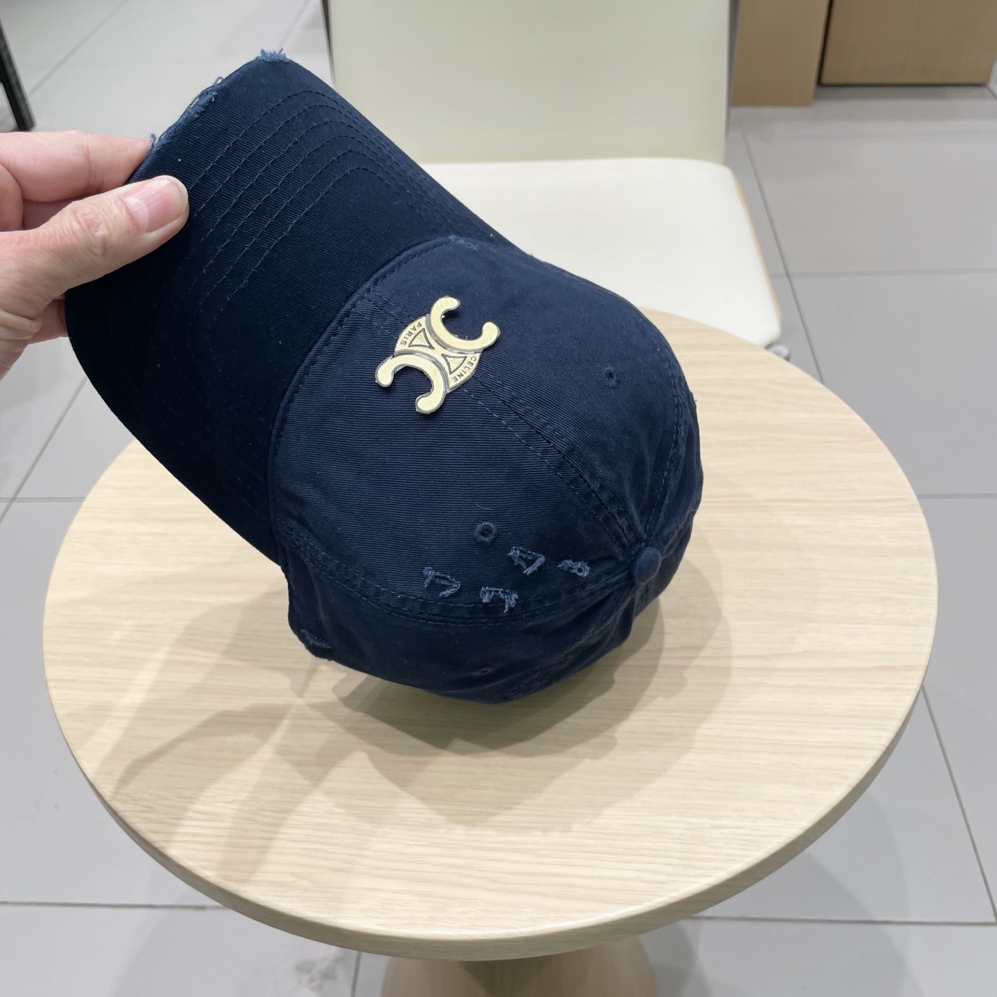  CELINE 塞琳 新款 🆕 棒球帽 🧢 
logo比较小一点 楦型 通通不一专柜热卖款轻盈透气
完美