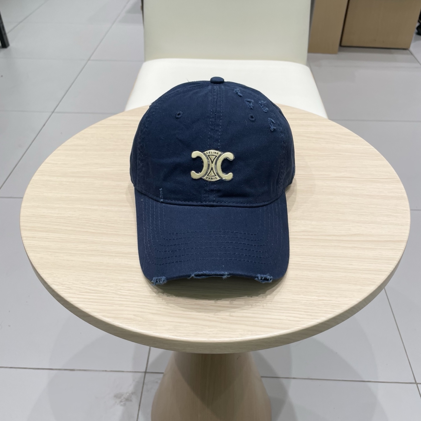  CELINE 塞琳 新款 🆕 棒球帽 🧢 
logo比较小一点 楦型 通通不一专柜热卖款轻盈透气
完美