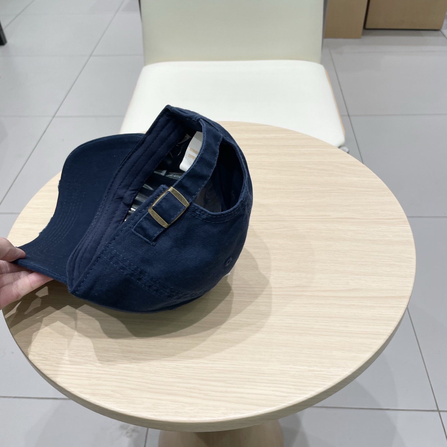  CELINE 塞琳 新款 🆕 棒球帽 🧢 
logo比较小一点 楦型 通通不一专柜热卖款轻盈透气
完美