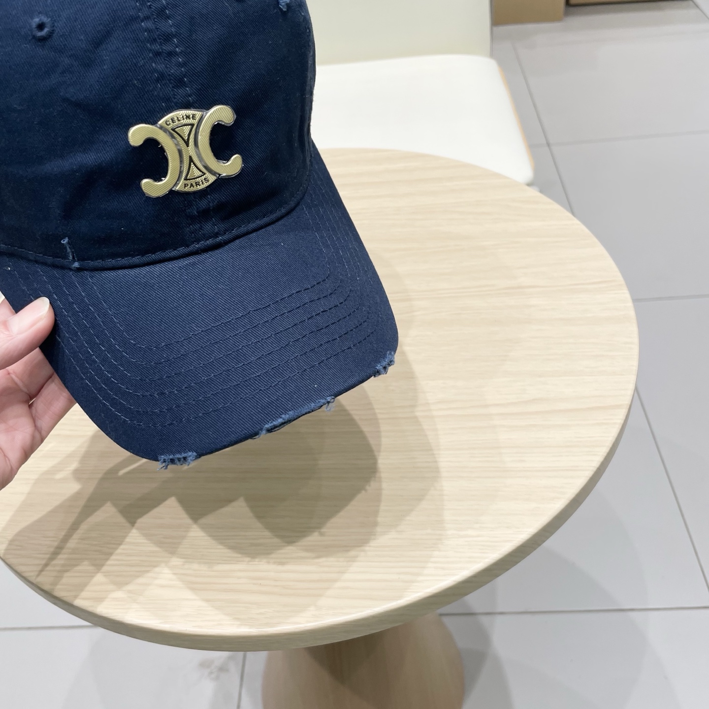  CELINE 塞琳 新款 🆕 棒球帽 🧢 
logo比较小一点 楦型 通通不一专柜热卖款轻盈透气
完美