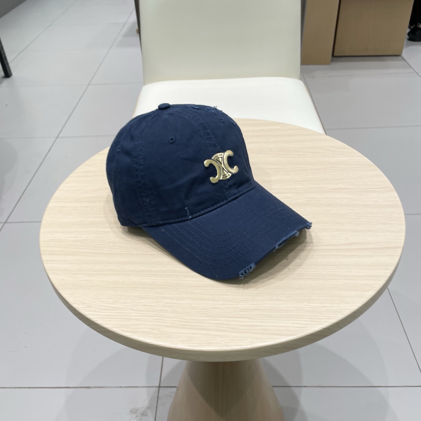  CELINE 塞琳 新款 🆕 棒球帽 🧢 
logo比较小一点 楦型 通通不一专柜热卖款轻盈透气
完美