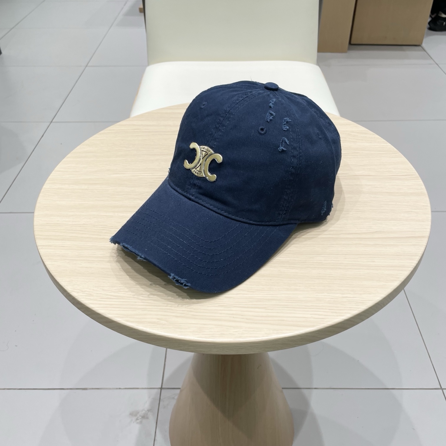  CELINE 塞琳 新款 🆕 棒球帽 🧢 
logo比较小一点 楦型 通通不一专柜热卖款轻盈透气
完美