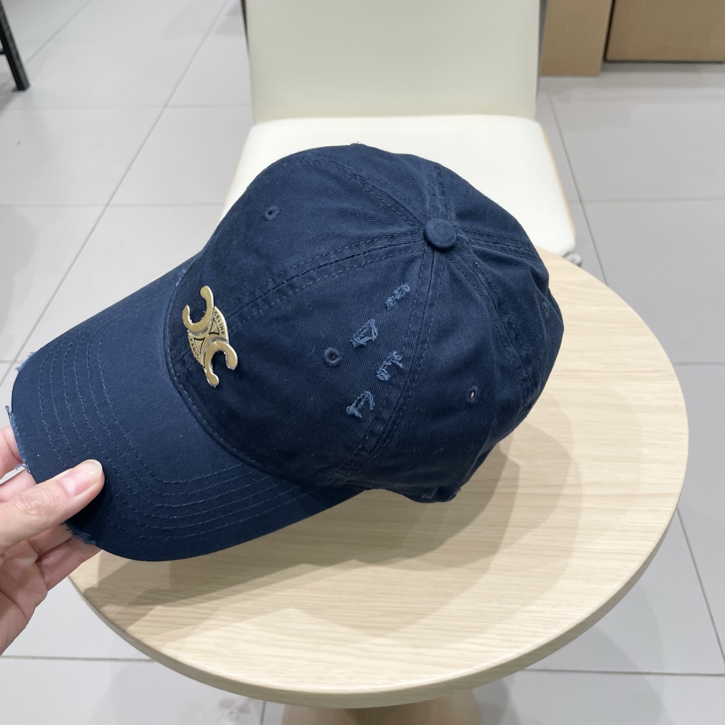  CELINE 塞琳 新款 🆕 棒球帽 🧢 
logo比较小一点 楦型 通通不一专柜热卖款轻盈透气
完美