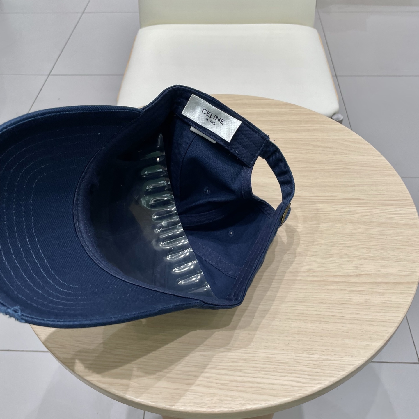 CELINE 塞琳 新款 🆕 棒球帽 🧢 
logo比较小一点 楦型 通通不一专柜热卖款轻盈透气
完美