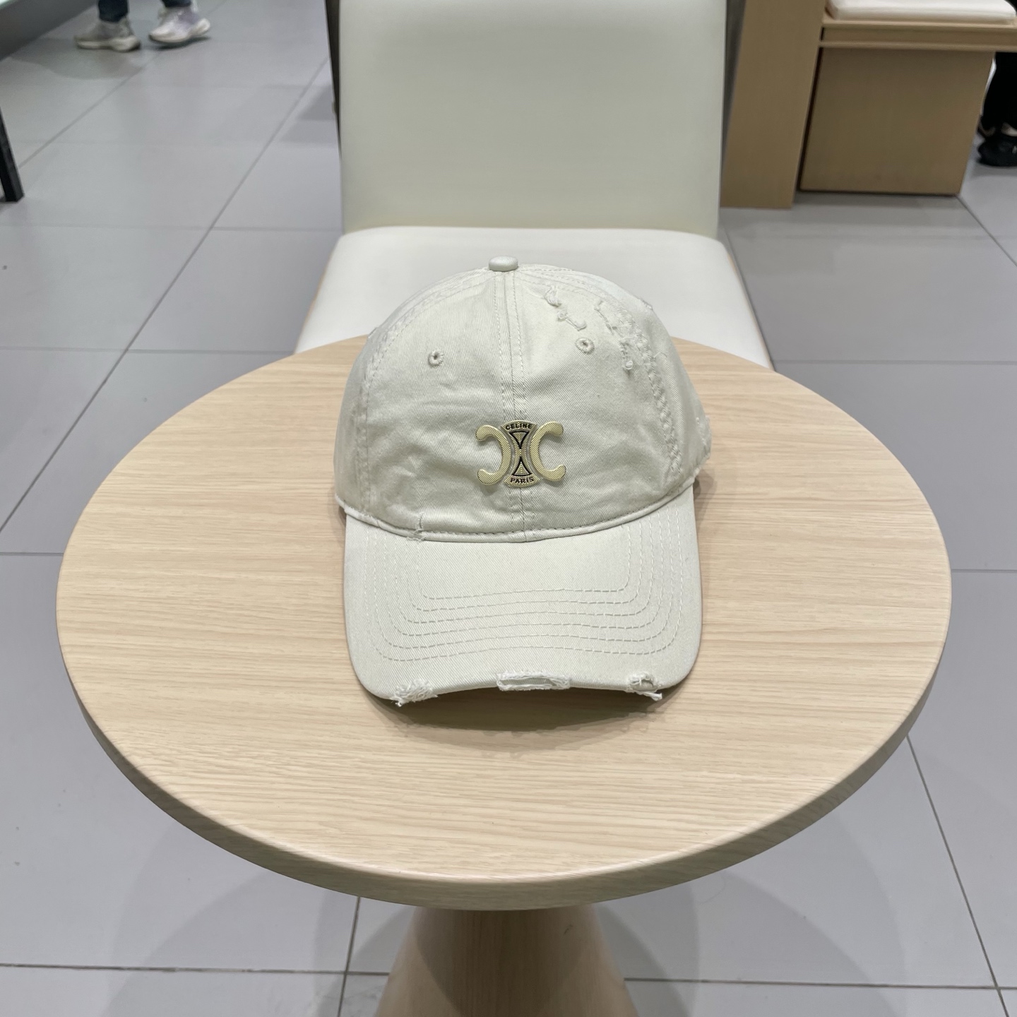  CELINE 塞琳 新款 🆕 棒球帽 🧢 
logo比较小一点 楦型 通通不一专柜热卖款轻盈透气
完美