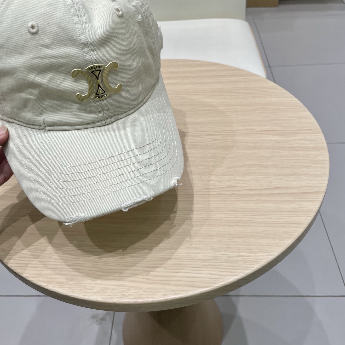  CELINE 塞琳 新款 🆕 棒球帽 🧢 
logo比较小一点 楦型 通通不一专柜热卖款轻盈透气
完美