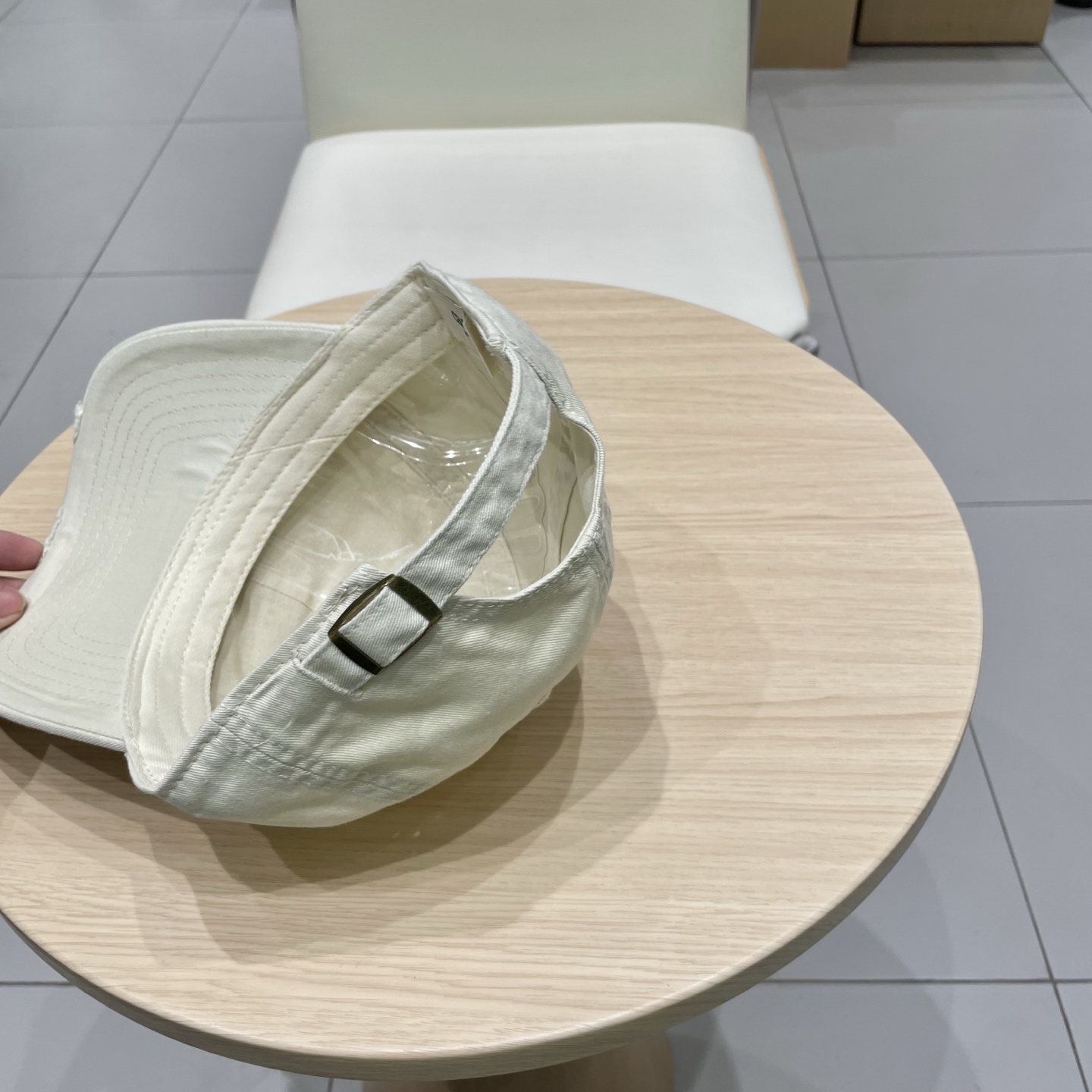  CELINE 塞琳 新款 🆕 棒球帽 🧢 
logo比较小一点 楦型 通通不一专柜热卖款轻盈透气
完美