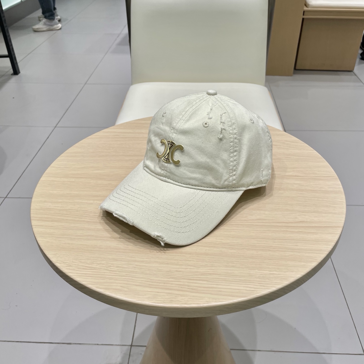  CELINE 塞琳 新款 🆕 棒球帽 🧢 
logo比较小一点 楦型 通通不一专柜热卖款轻盈透气
完美