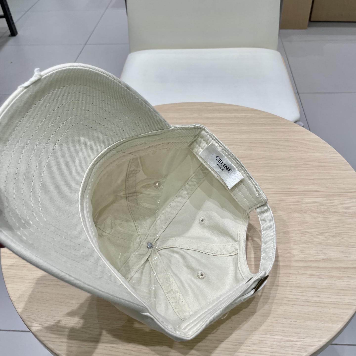  CELINE 塞琳 新款 🆕 棒球帽 🧢 
logo比较小一点 楦型 通通不一专柜热卖款轻盈透气
完美