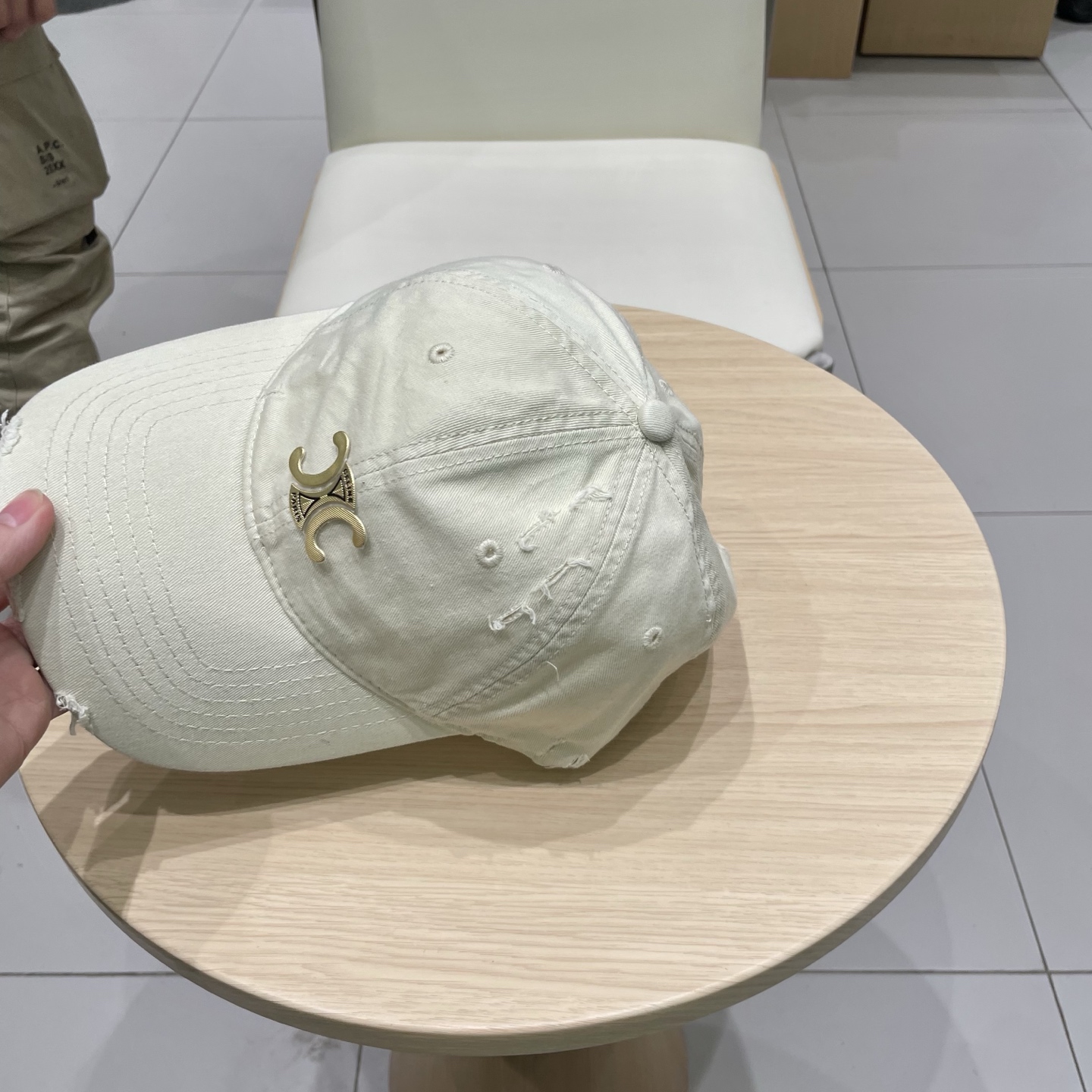  CELINE 塞琳 新款 🆕 棒球帽 🧢 
logo比较小一点 楦型 通通不一专柜热卖款轻盈透气
完美