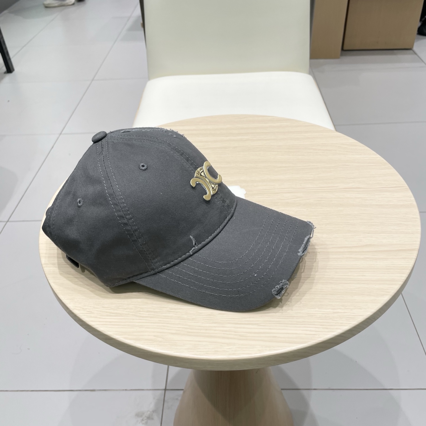  CELINE 塞琳 新款 🆕 棒球帽 🧢 
logo比较小一点 楦型 通通不一专柜热卖款轻盈透气
完美