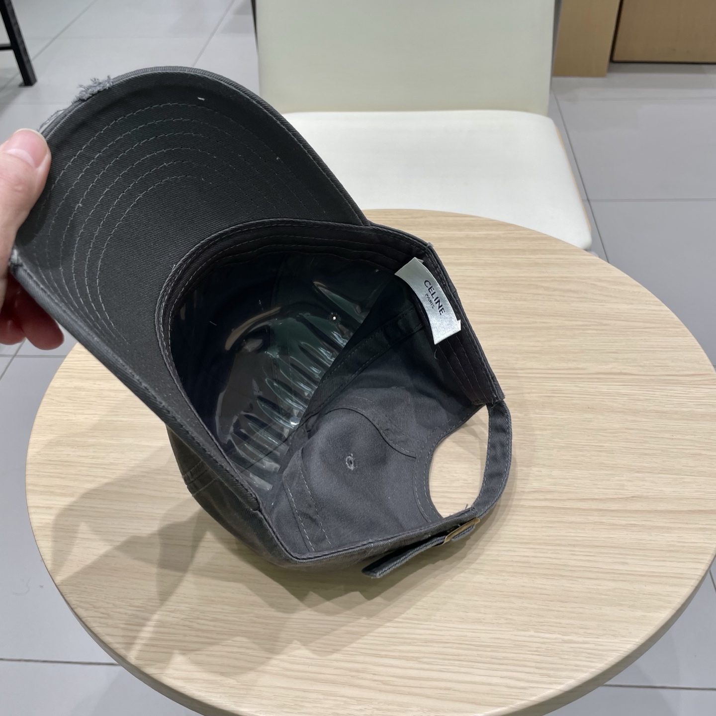  CELINE 塞琳 新款 🆕 棒球帽 🧢 
logo比较小一点 楦型 通通不一专柜热卖款轻盈透气
完美