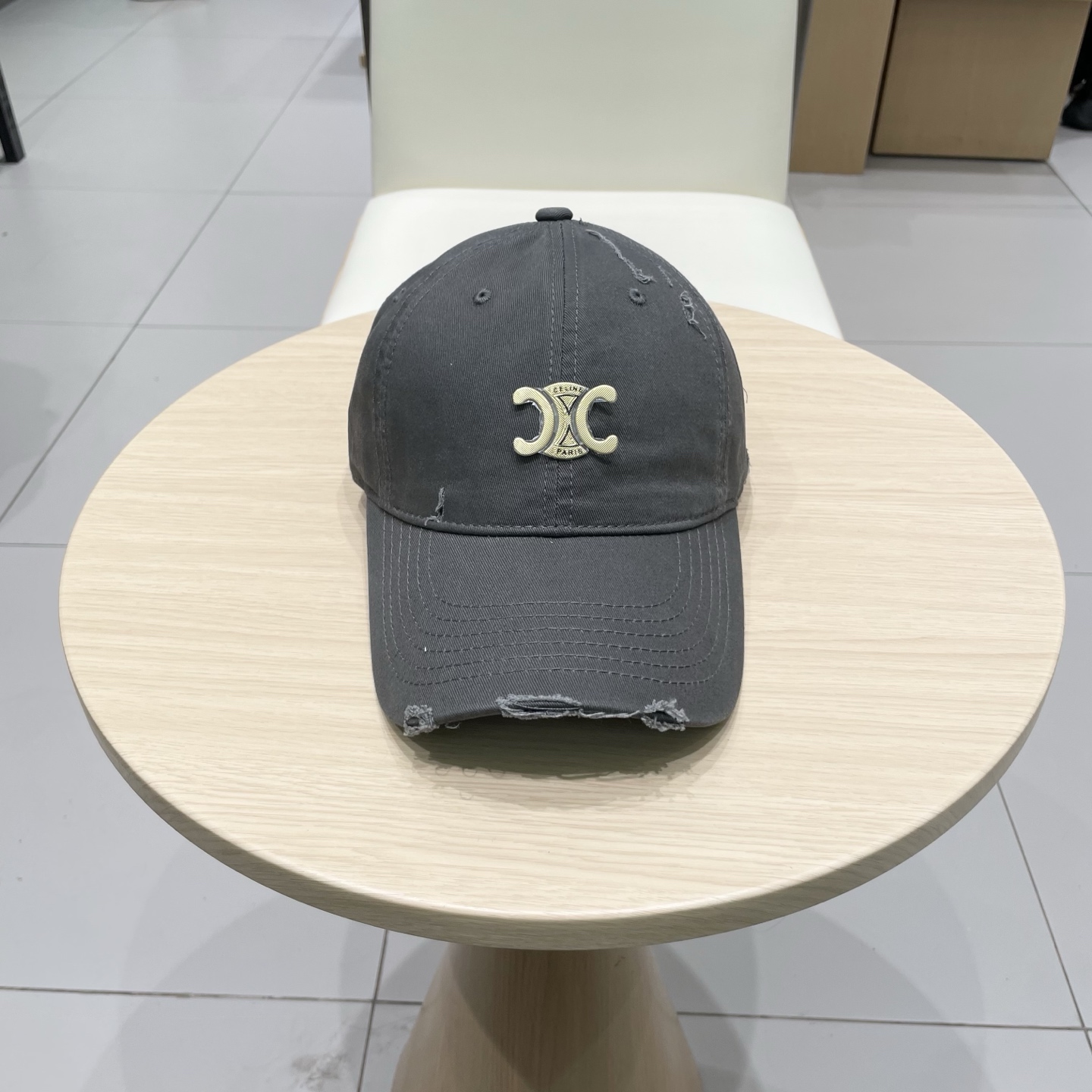  CELINE 塞琳 新款 🆕 棒球帽 🧢 
logo比较小一点 楦型 通通不一专柜热卖款轻盈透气
完美