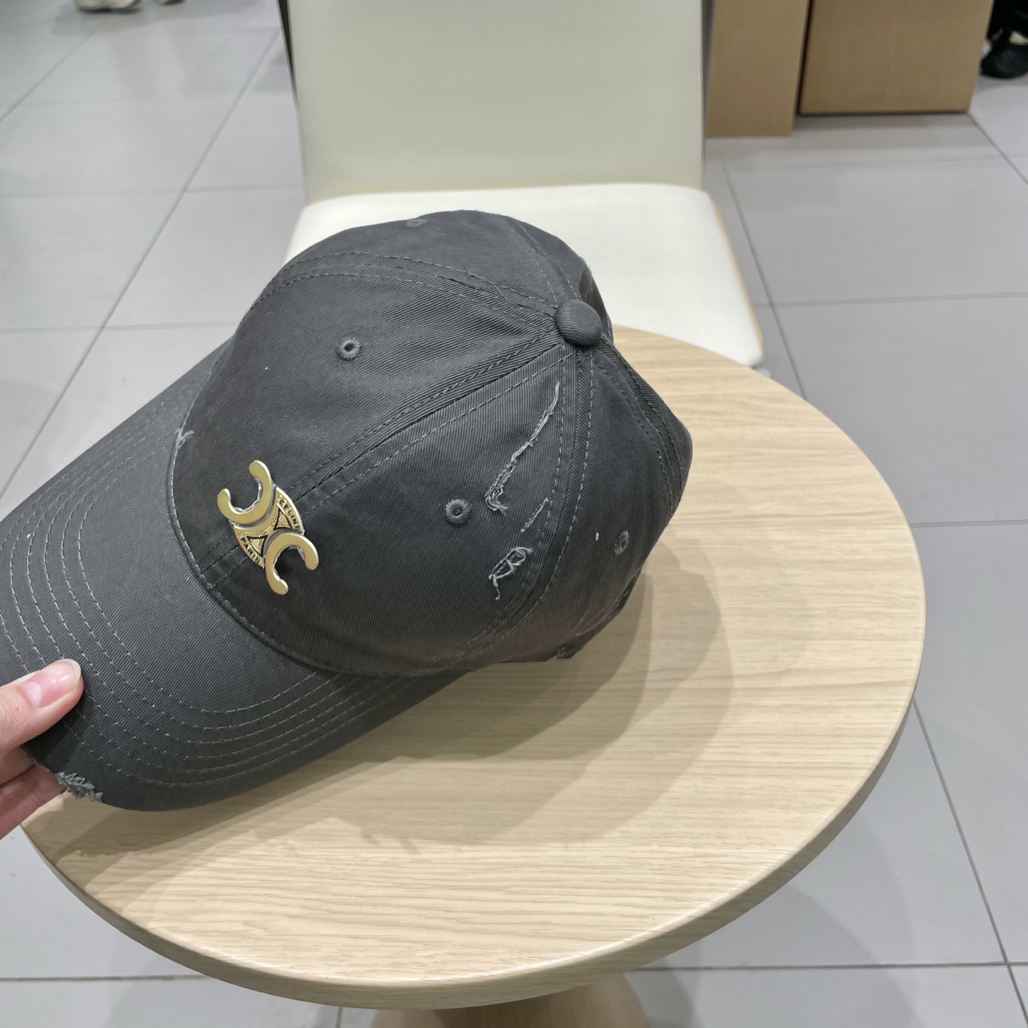  CELINE 塞琳 新款 🆕 棒球帽 🧢 
logo比较小一点 楦型 通通不一专柜热卖款轻盈透气
完美