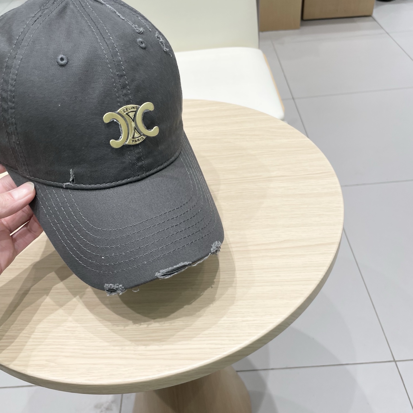  CELINE 塞琳 新款 🆕 棒球帽 🧢 
logo比较小一点 楦型 通通不一专柜热卖款轻盈透气
完美
