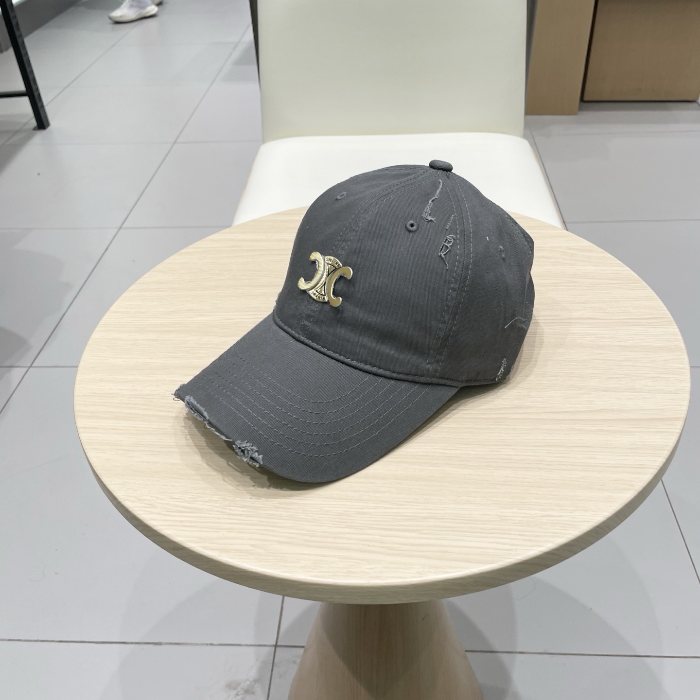  CELINE 塞琳 新款 🆕 棒球帽 🧢 
logo比较小一点 楦型 通通不一专柜热卖款轻盈透气
完美