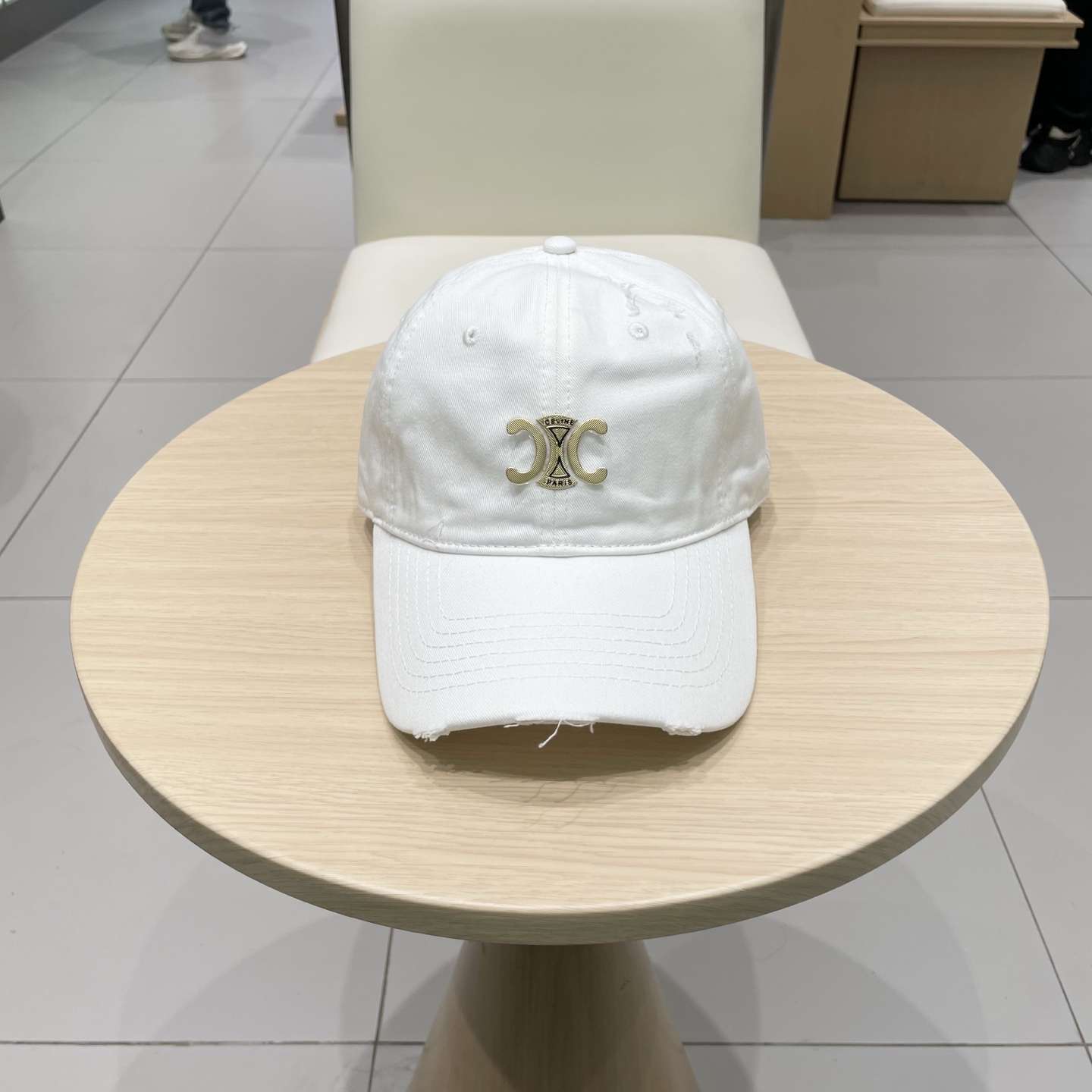  CELINE 塞琳 新款 🆕 棒球帽 🧢 
logo比较小一点 楦型 通通不一专柜热卖款轻盈透气
完美