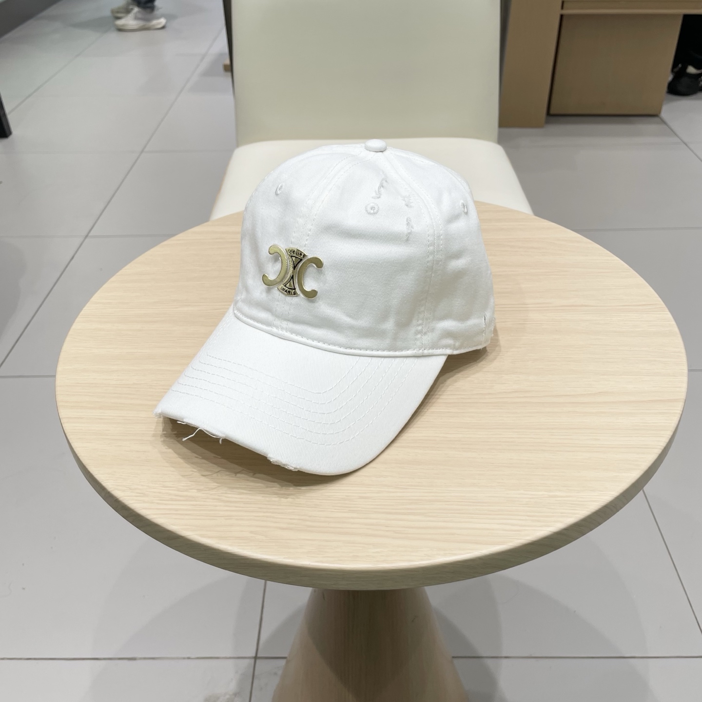  CELINE 塞琳 新款 🆕 棒球帽 🧢 
logo比较小一点 楦型 通通不一专柜热卖款轻盈透气
完美