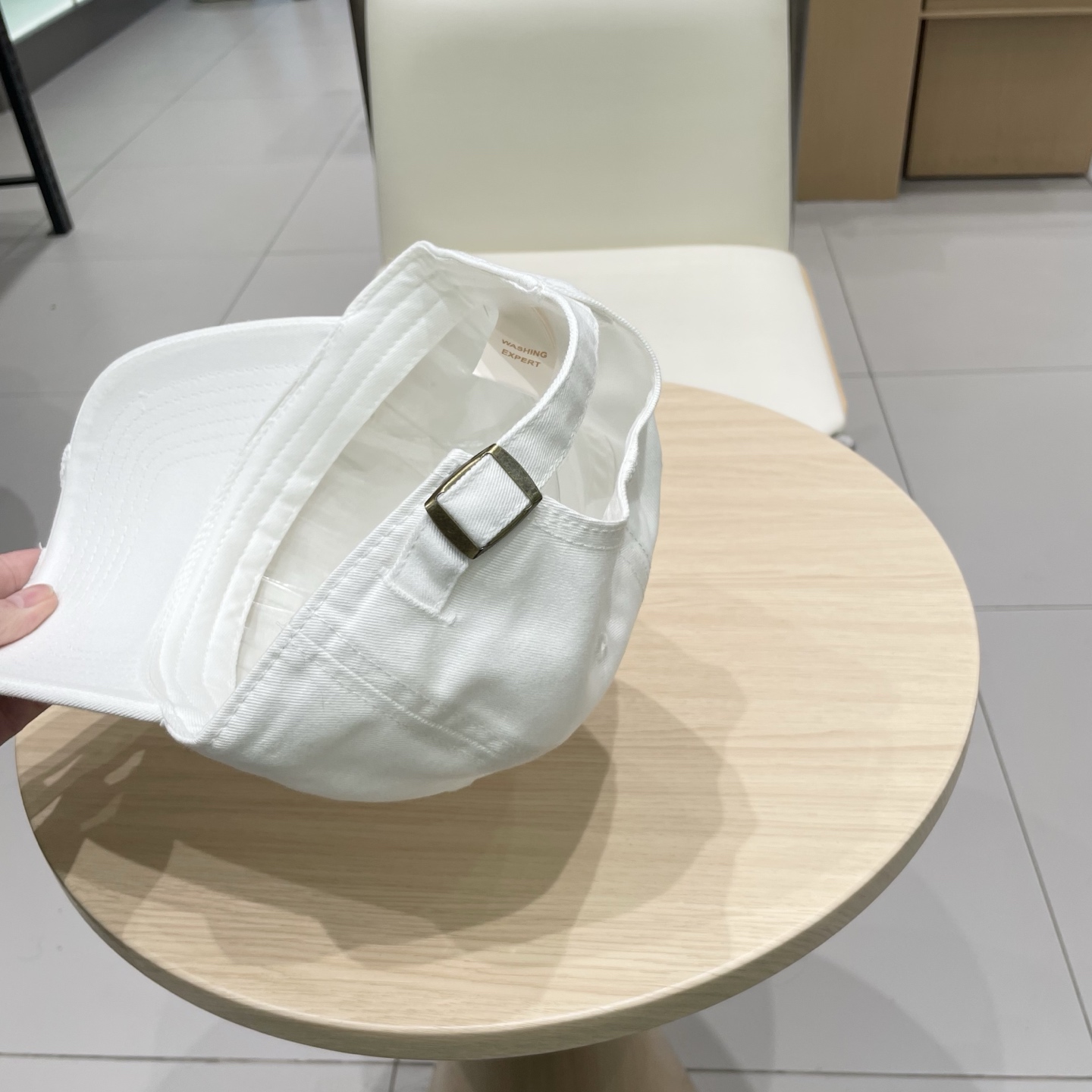  CELINE 塞琳 新款 🆕 棒球帽 🧢 
logo比较小一点 楦型 通通不一专柜热卖款轻盈透气
完美