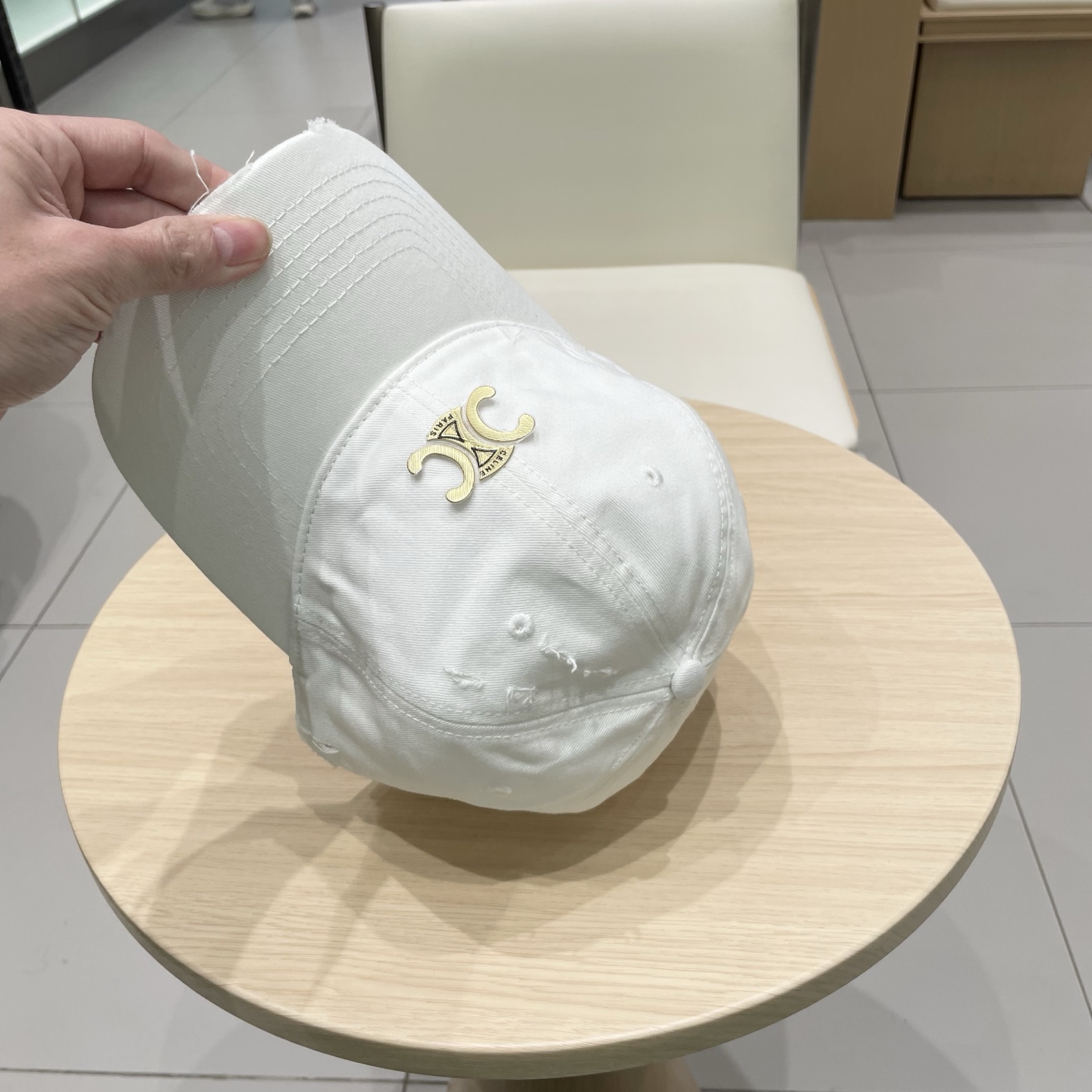  CELINE 塞琳 新款 🆕 棒球帽 🧢 
logo比较小一点 楦型 通通不一专柜热卖款轻盈透气
完美