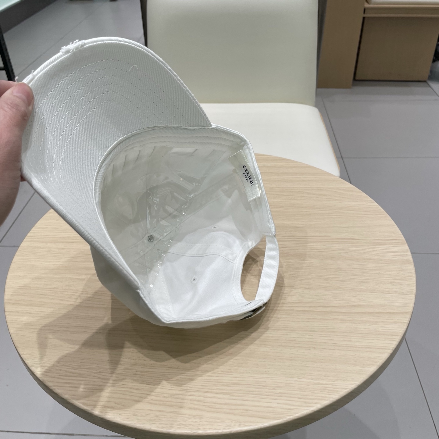  CELINE 塞琳 新款 🆕 棒球帽 🧢 
logo比较小一点 楦型 通通不一专柜热卖款轻盈透气
完美