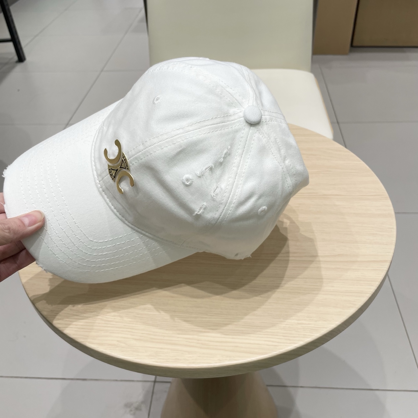  CELINE 塞琳 新款 🆕 棒球帽 🧢 
logo比较小一点 楦型 通通不一专柜热卖款轻盈透气
完美