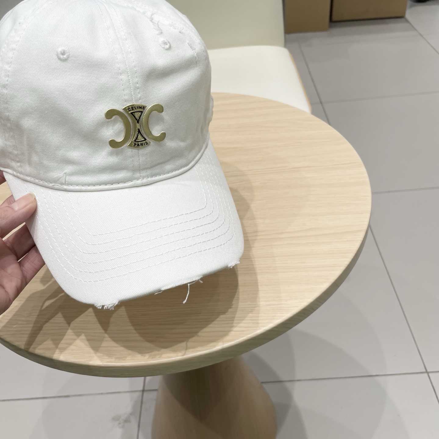  CELINE 塞琳 新款 🆕 棒球帽 🧢 
logo比较小一点 楦型 通通不一专柜热卖款轻盈透气
完美