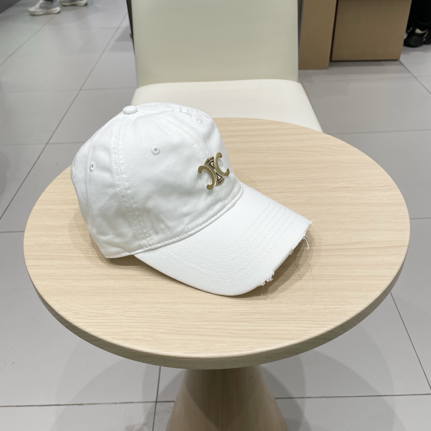  CELINE 塞琳 新款 🆕 棒球帽 🧢 
logo比较小一点 楦型 通通不一专柜热卖款轻盈透气
完美