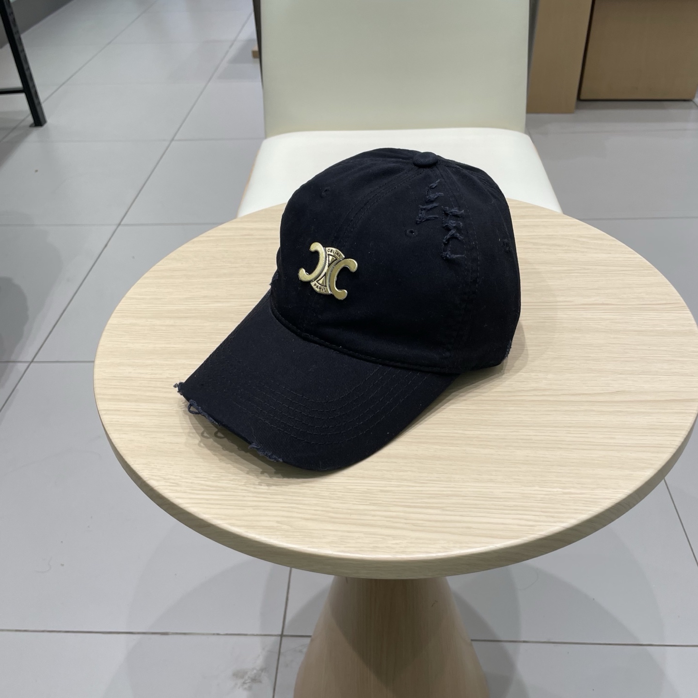  CELINE 塞琳 新款 🆕 棒球帽 🧢 
logo比较小一点 楦型 通通不一专柜热卖款轻盈透气
完美